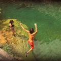 Mis hijos jugando en el agua de un río. nios saltando al agua_09d8af21167622de1e0a54ed7bc04b4b.jpg